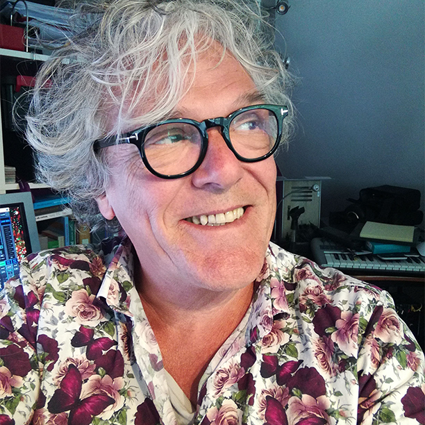 Zelfportret van Ton Hendriks in zijn thuisstudio